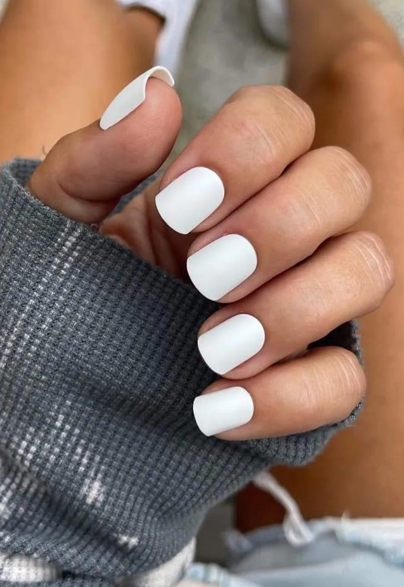 White Chrome Chic Nails